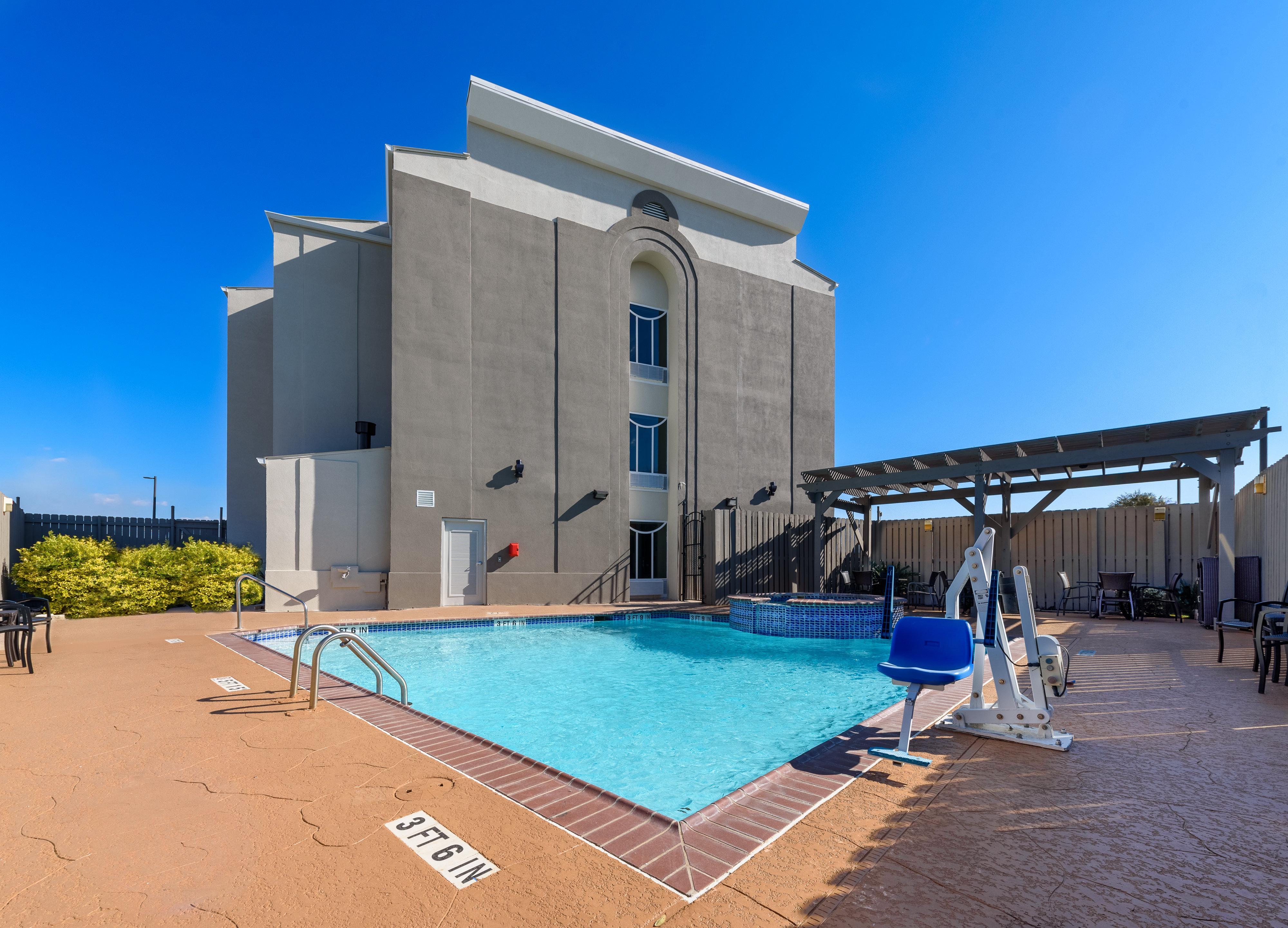 Holiday Inn Express Hotel And Suites Bastrop, An Ihg Hotel Exterior photo